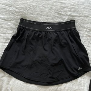 Small black alo athletic skirt with built in shorts